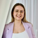 Foto von Denise Aporius auf hellem Hintergrund