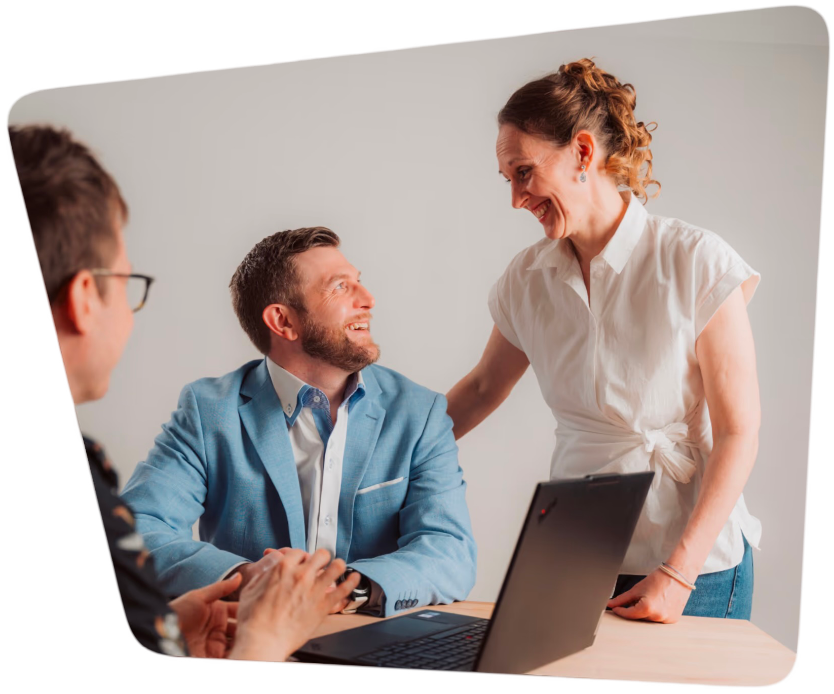 Ein Bild von Stephan Trippl und Eva-Maria Trippl nebeneinander. Stephan sitzt auf einem Sessel und schaut nach oben zu Eva-Maria