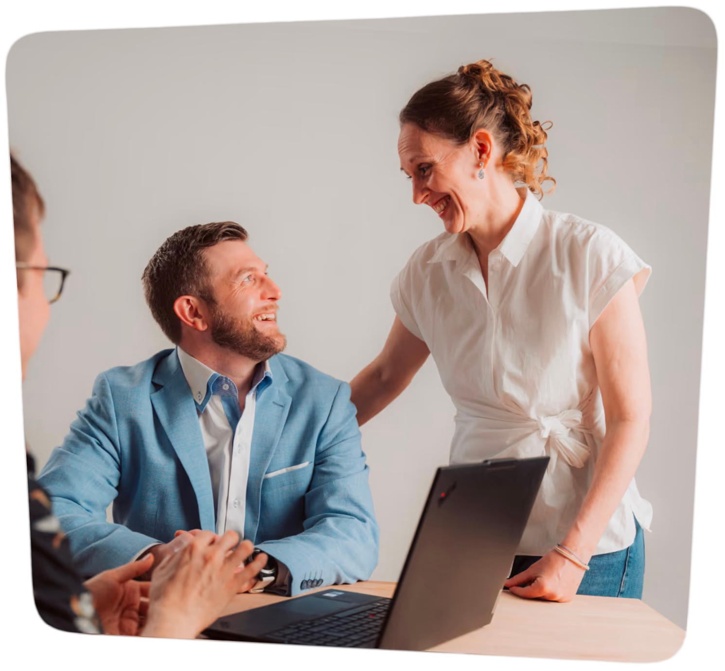 Ein Bild von Stephan Trippl und Eva-Maria Trippl nebeneinander. Stephan sitzt auf einem Sessel und schaut nach oben zu Eva-Maria